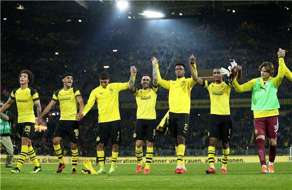 باكو مع لاعبي بروسيا 