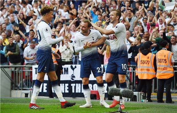 ديلي آلي مع فريقه