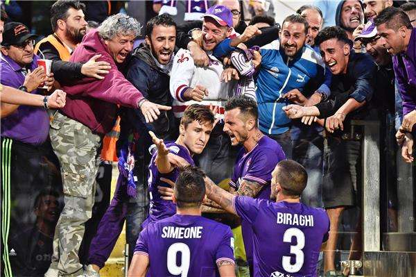 كييزا مع لاعبي فيورنتينا