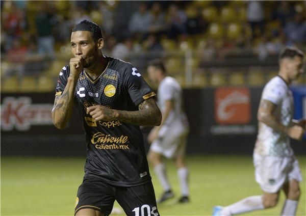 فرحة اللاعب أنجولو 