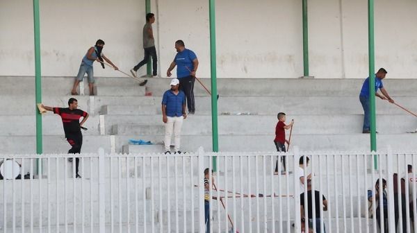 جمهور الشاطئ ينظف المدرجات بعد أحد اللقاءات