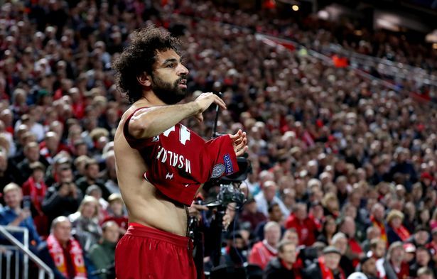 محمد صلاح خلال استبدال القميص