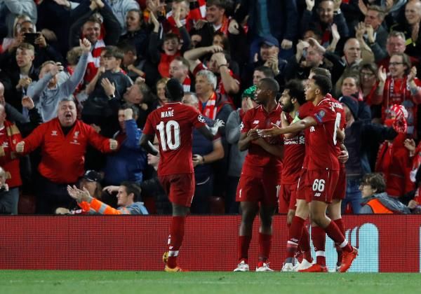 صلاح مع لاعبي ليفربول 