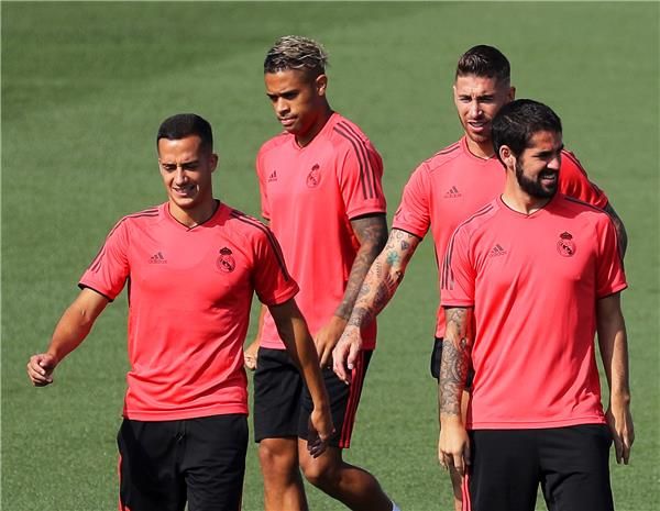 لاعبو ريال مدريد في التدريبات استعدادا لروما