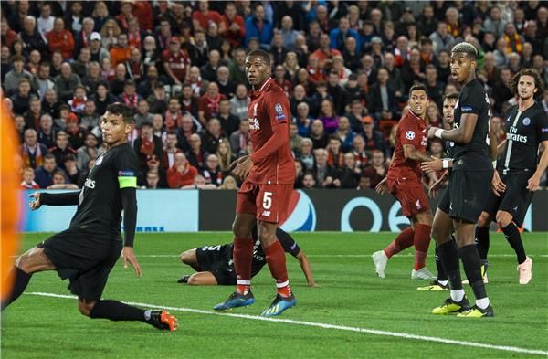 فيرمينو يعاين الأضرار