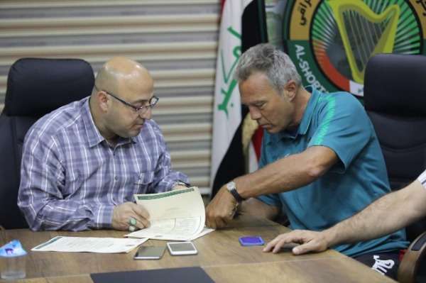 المدرب الأمريكي أثناء توقيع العقد