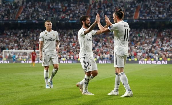 بيل مع لاعبي ريال مدريد