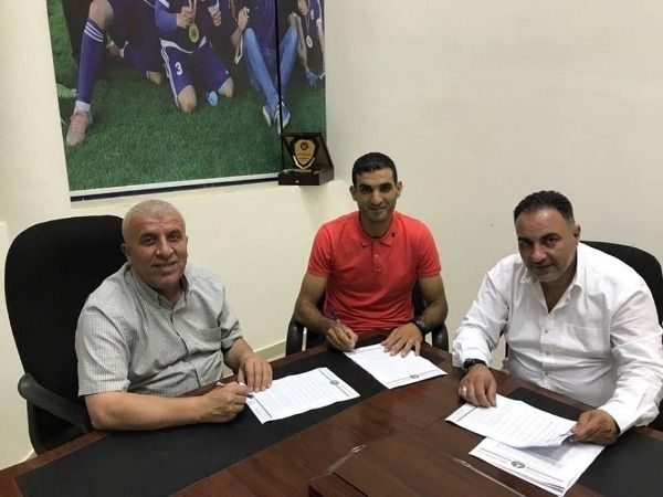 جانب من التوقيع 