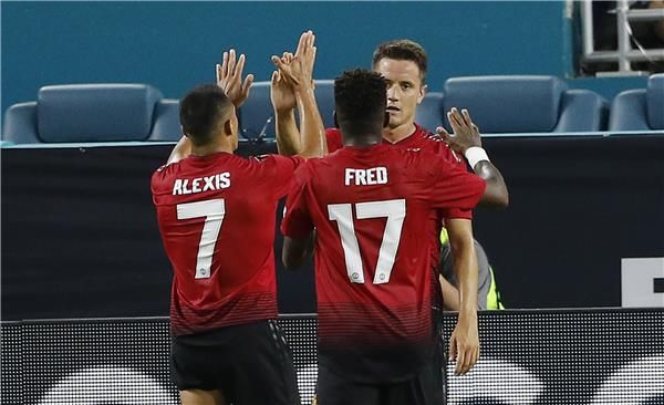 هيريرا مع لاعبي مانشستر يونايتد