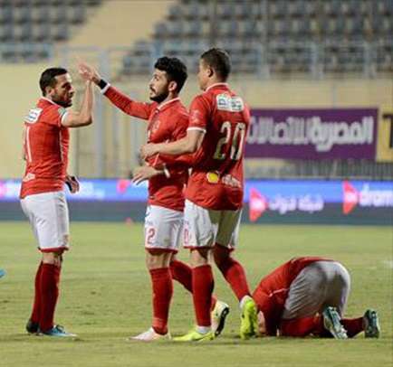 أيمن أشرف مع لاعبي الأهلي