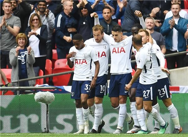 لاميلا مع لاعبي توتنهام 