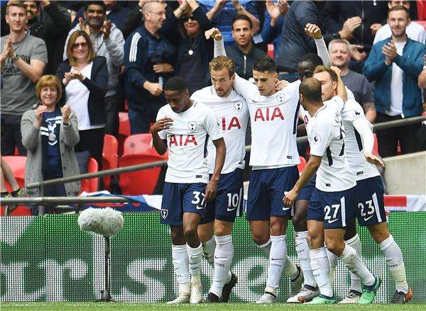 لاميلا مع لاعبي توتنهام 