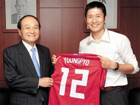 لي يونغ بيو ( يمين ) عند زيارته لجامعة كونكوك الكورية الجنوبية