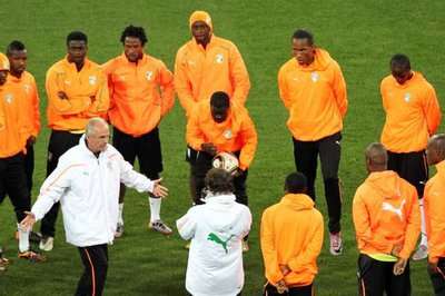 إريكسون يتوسط مجموعة من لاعبي ساحل العاج