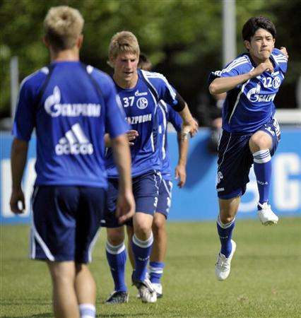 أتسوتو يوتشيدا ( يمين ) أجرى أولى تدريباته مع فريقه الجديد شالكه