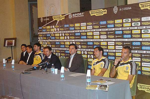 ناغاتومو ( أقصى اليسار ) بجانبه المترجم تواجدوا في المؤتمر الصحفي