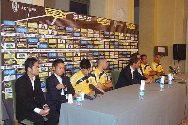 الياباني ناغاتومو ( ثاني يسار ) يستمع لأسئلة الصحفيين 