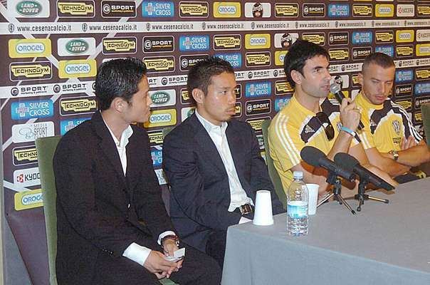 يوتو ناغاتومو ( الوسط ) في المؤتمر الصحفي والذي أقيم في مقر فريق تشيزينا الإيطالي