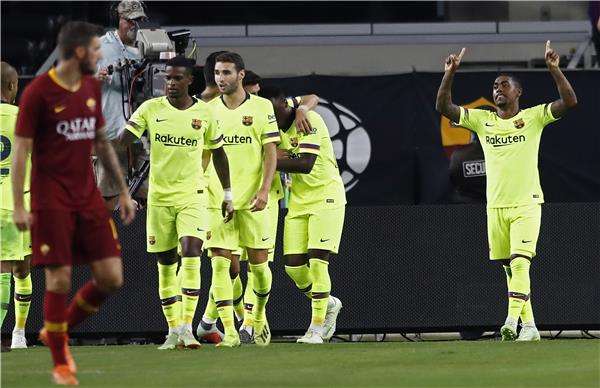 مالكوم مع لاعبي البارسا