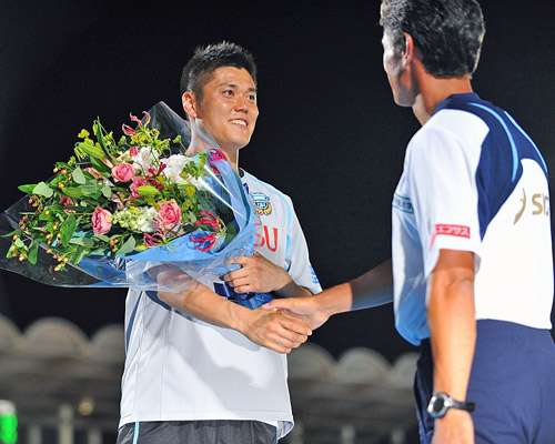 الحارس إيجي كواشيما تلقى الهدايا التكريمية من إدارة كواساكي فرونتال