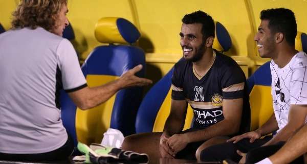 كارينيو مع لاعبي النصر