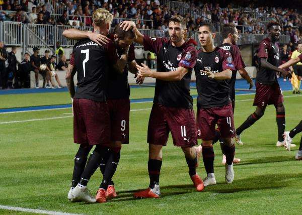 هيجواين مع لاعبي ميلان 