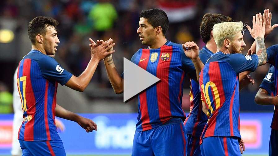 منير الحدادي مع لاعبي برشلونة