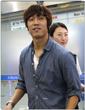 بارك تشو يونغ في مطار انتشيون قبل السفر إلى باريس