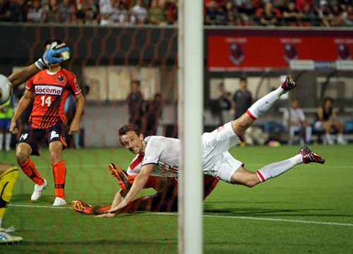 الأسترالي جوشوا كينيدي عند إحرازه الهدف الوحيد لفريقه ناغويا