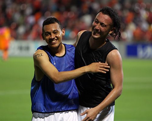 توليو يحتفل مع زميله ماغنوم تفاريس بعد نجاحهم في الصعود للمركز الثالث