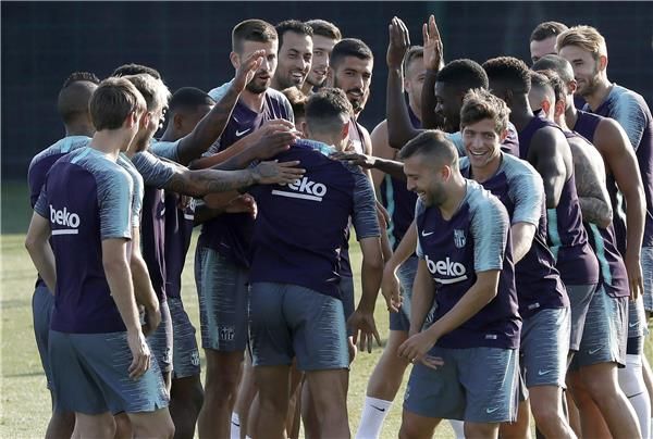 منير الحدادي وسط لاعبي برشلونة