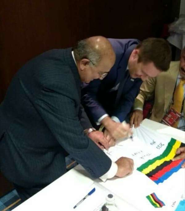 توقيع رئيس الاتحاد الدولي على قميص البطولة