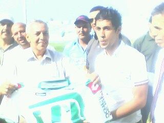 برابح إلى جانب الرئيس حنات (صورة لموقع أنصار الرجاء)