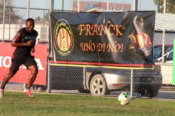 كوم في المران بجانب اللافتة التضامنية