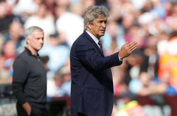 بيليجريني وفي الخلفية مورينيو