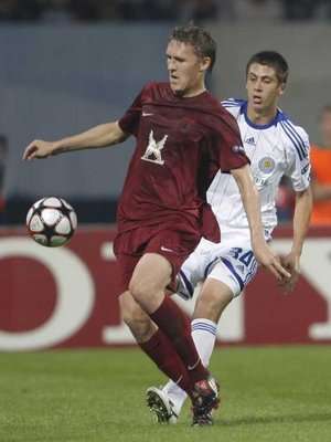 بوخاروف ( القميص الغامق)