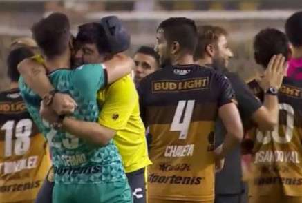 فرحة مارادونا ولاعبي دورادوس