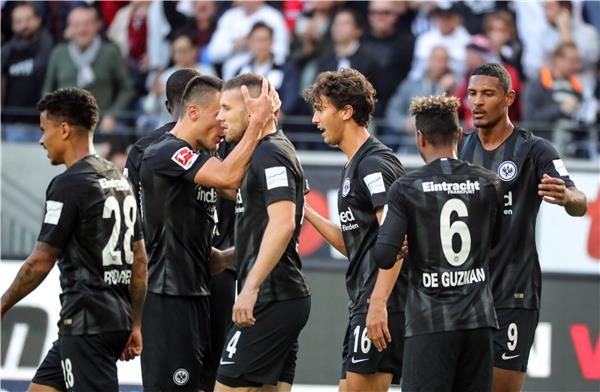 فرحة لاعبي فرانكفورت 