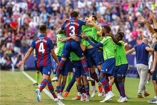 فرحة مدافع ليفانتي جارسيا بهدف الفوز