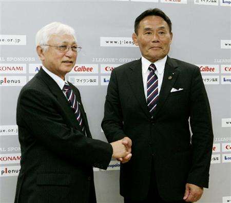 السيد كازومي أوهيغاشي ( يمين ) بعد أن تسلم منصبه الجديد من الرئيس الأسبق السيد كينجي أونيتاكي ( يسار )