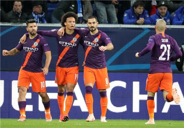 أجويرو مع لاعبي السيتي