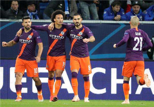 أجويرو مع لاعبي السيتي