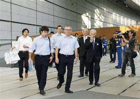 لجنة التفتيش التابعة للفيفا تتجول خارج استاد سايتاما