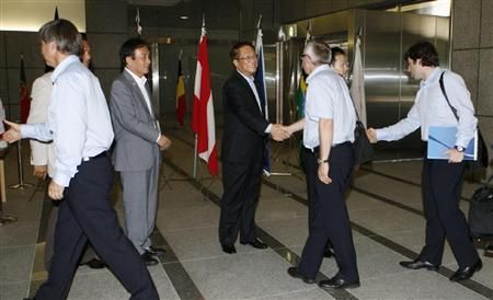 وفد الفيفا عند وصولهم لغرفة كبار الشخصيات باستاد سايتاما