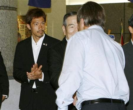 لاعب الوسط يوكي آبي ( في الخلف ) أستقبل وفد الفيفا الحاضر لاستاد سايتاما