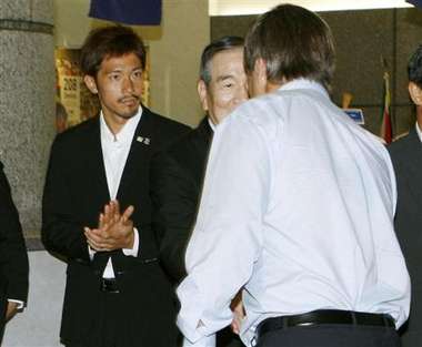 لاعب الوسط يوكي آبي ( في الخلف ) أستقبل وفد الفيفا الحاضر لاستاد سايتاما