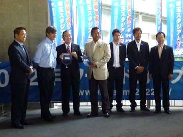 صورة تذكارية لوفد الفيفا مع مسؤولي فريق أوراوا ريد الياباني