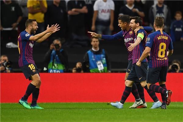 ميسي مع لاعبي برشلونة