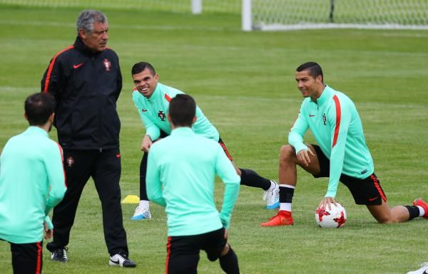 رونالدو بين لاعبي البرتغال