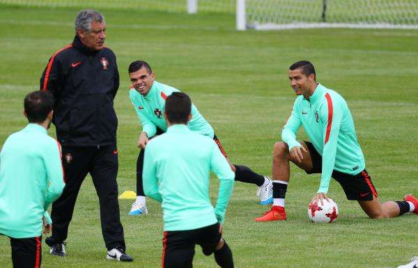 رونالدو بين لاعبي البرتغال